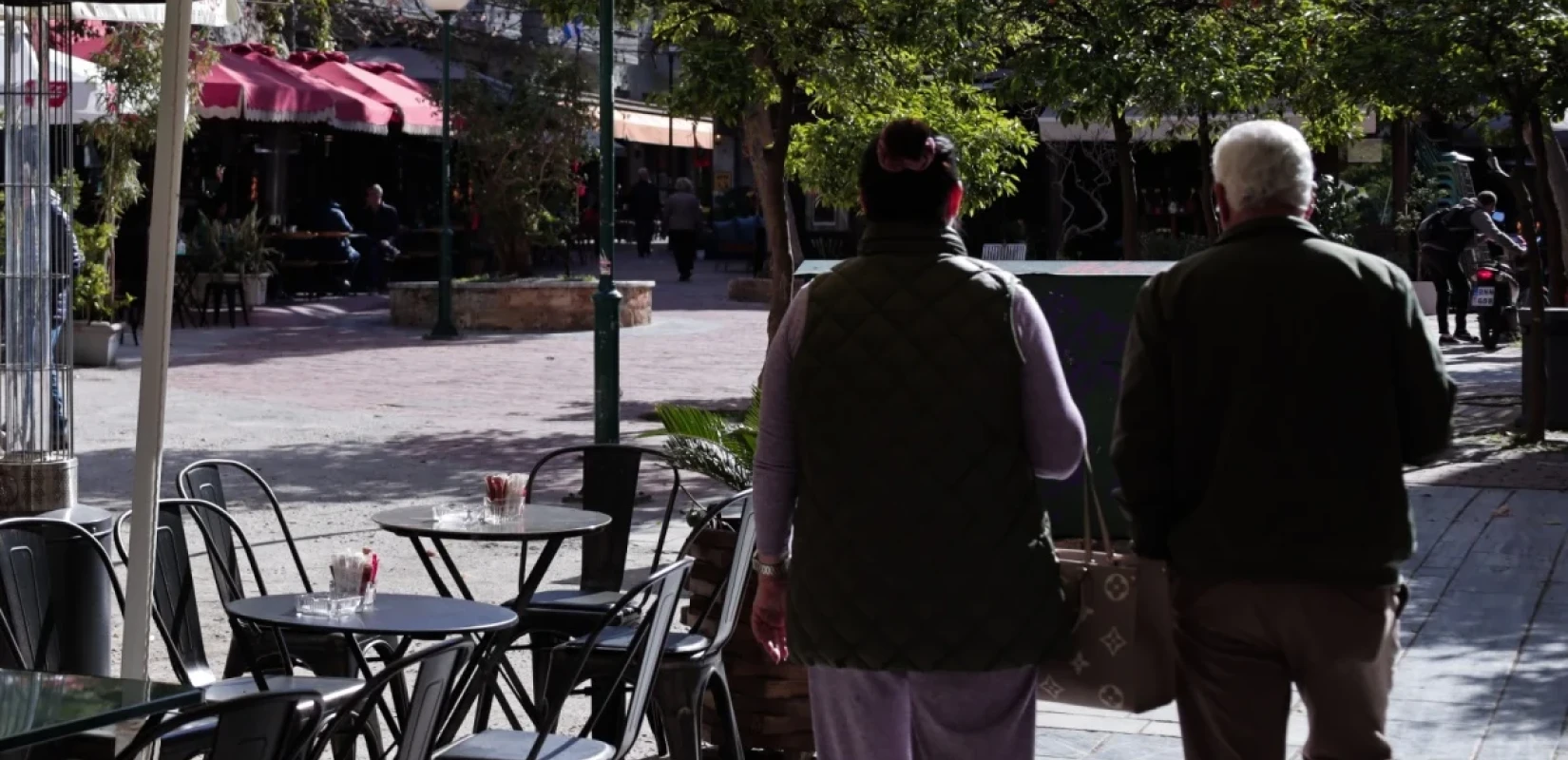 «Μήνυμα» Αγγελούδη στους καταστηματάρχες που καταπατούν δημόσιο χώρο με τραπεζοκαθίσματα