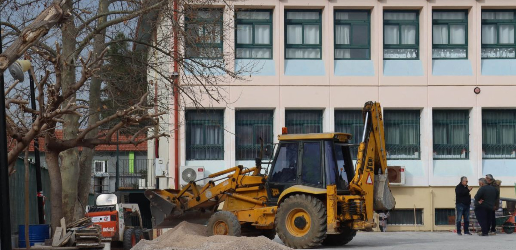 Προχωρούν οι εργασίες αποκατάστασης της αυλής του 2ου και 4ου δημοτικού Πεύκων μετά την καθίζηση