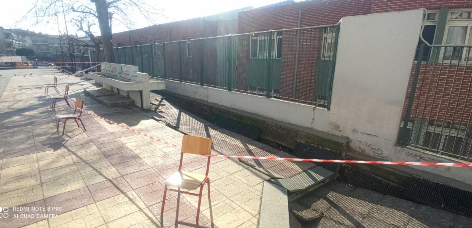 Θεσσαλονίκη: Παραλίγο να τραυματιστεί μαθητής από τη διάβρωση αυλής σε σχολείο (φωτ.)