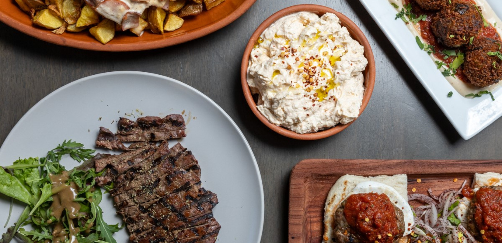 Μουχαμπέτι SKG: Ένας χώρος που τιμά τη ρετσίνα -κι όχι μόνο- με μεζέδες ελληνικής κουζίνας
