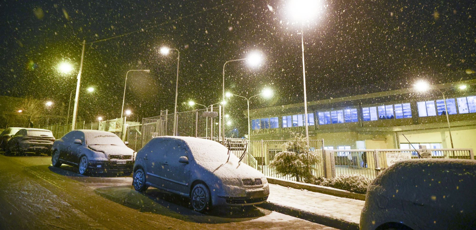 Xιονίζει στη Θεσσαλονίκη: Εγκλωβίστηκαν ΙΧ στη «Σοφούλα» - Χιόνια μέχρι την Αριστοτέλους (βίντεο)