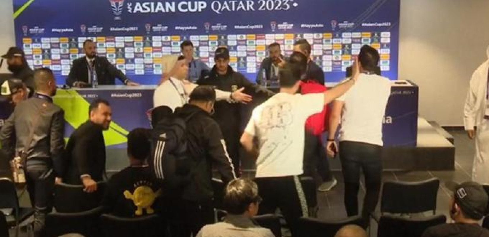 Απίστευτα σκηνικά: Δημοσιογράφοι επιτέθηκαν στον προπονητή του Ιράκ μετά τον αποκλεισμό από την Ιορδανία (βίντεο)