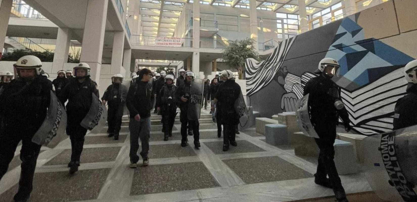 Κομοτηνή: Εισέβαλαν στη Νομική Σχολή του ΔΠΘ τα ΜΑΤ (βίντεο)