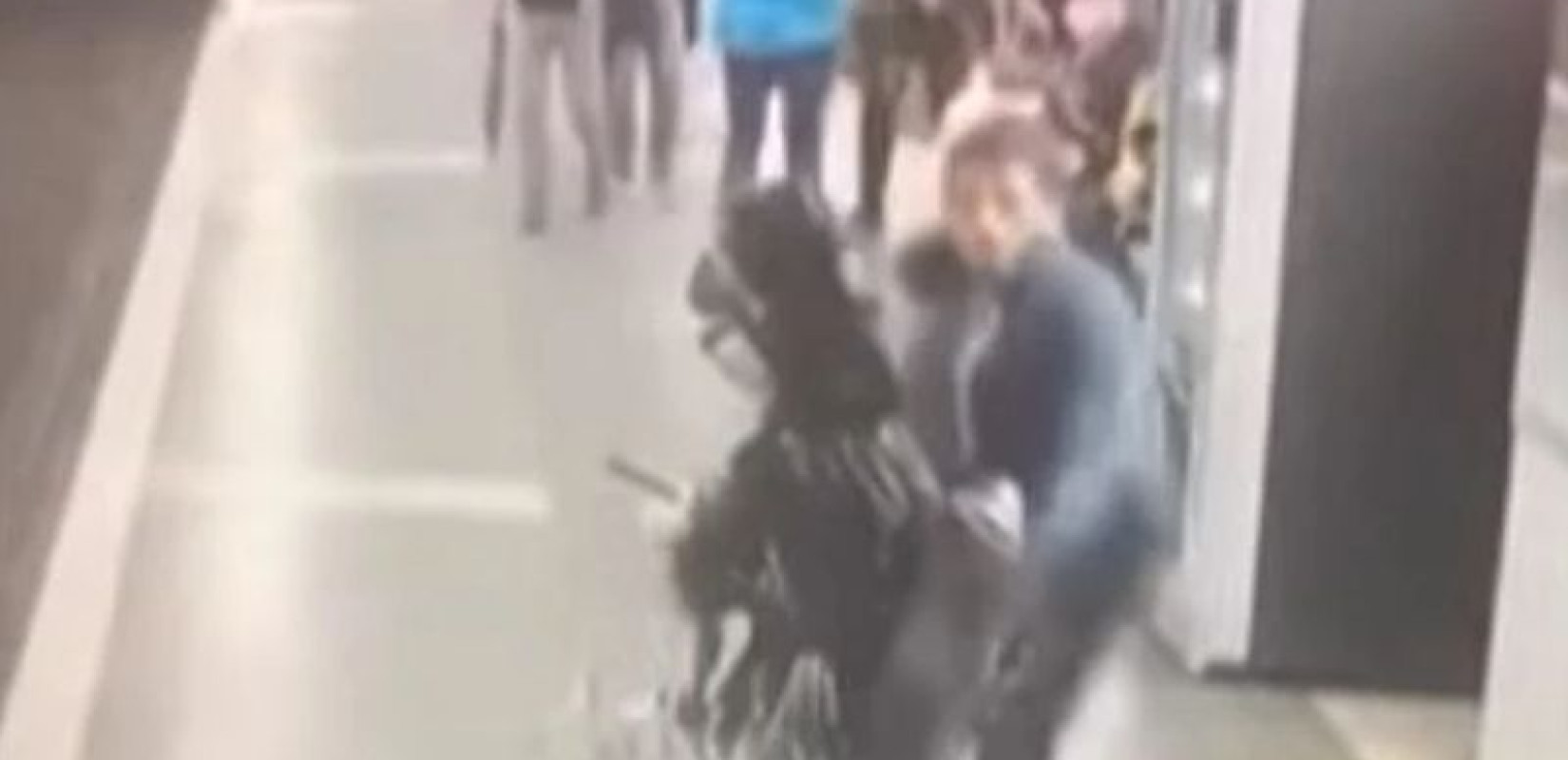 Βαρκελώνη: Βίντεο-σοκ από άνδρα που χτυπούσε γυναίκες σε σταθμό του μετρό