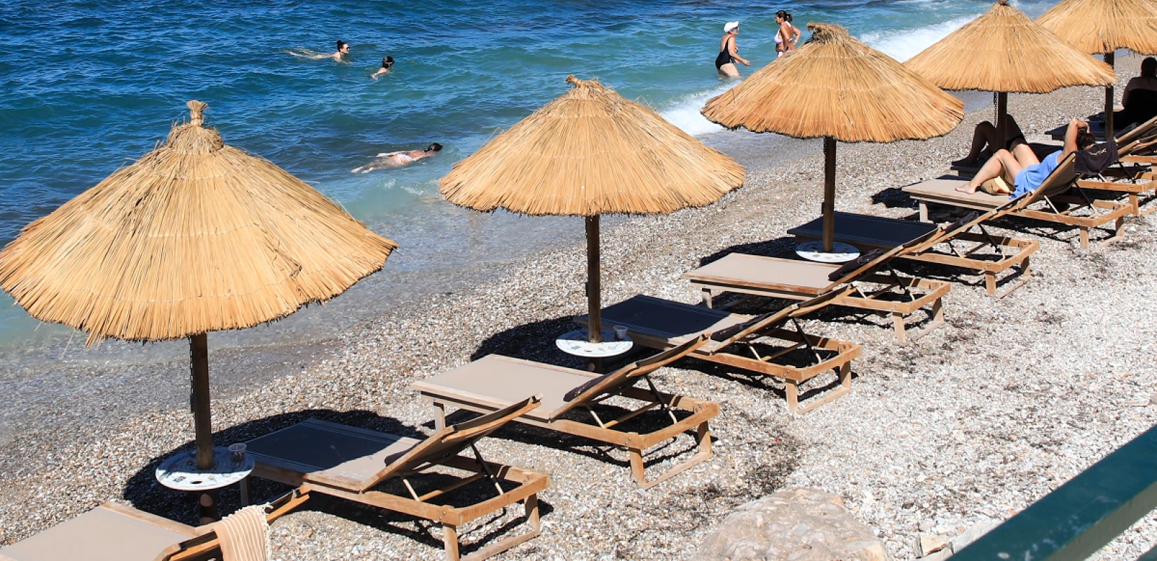 Απάντηση Κομισιόν στον Π. Κόκκαλη: Η Ελλάδα οφείλει να διασφαλίσει το αδόμητο των 100 μέτρων στην παράκτια ζώνη της