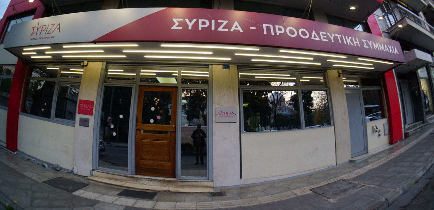 Σε αμηχανία στην Κουμουνδούρου μετρούν τα «χτυπήματα» Τσίπρα και σχεδιάζουν την επόμενη ημέρα