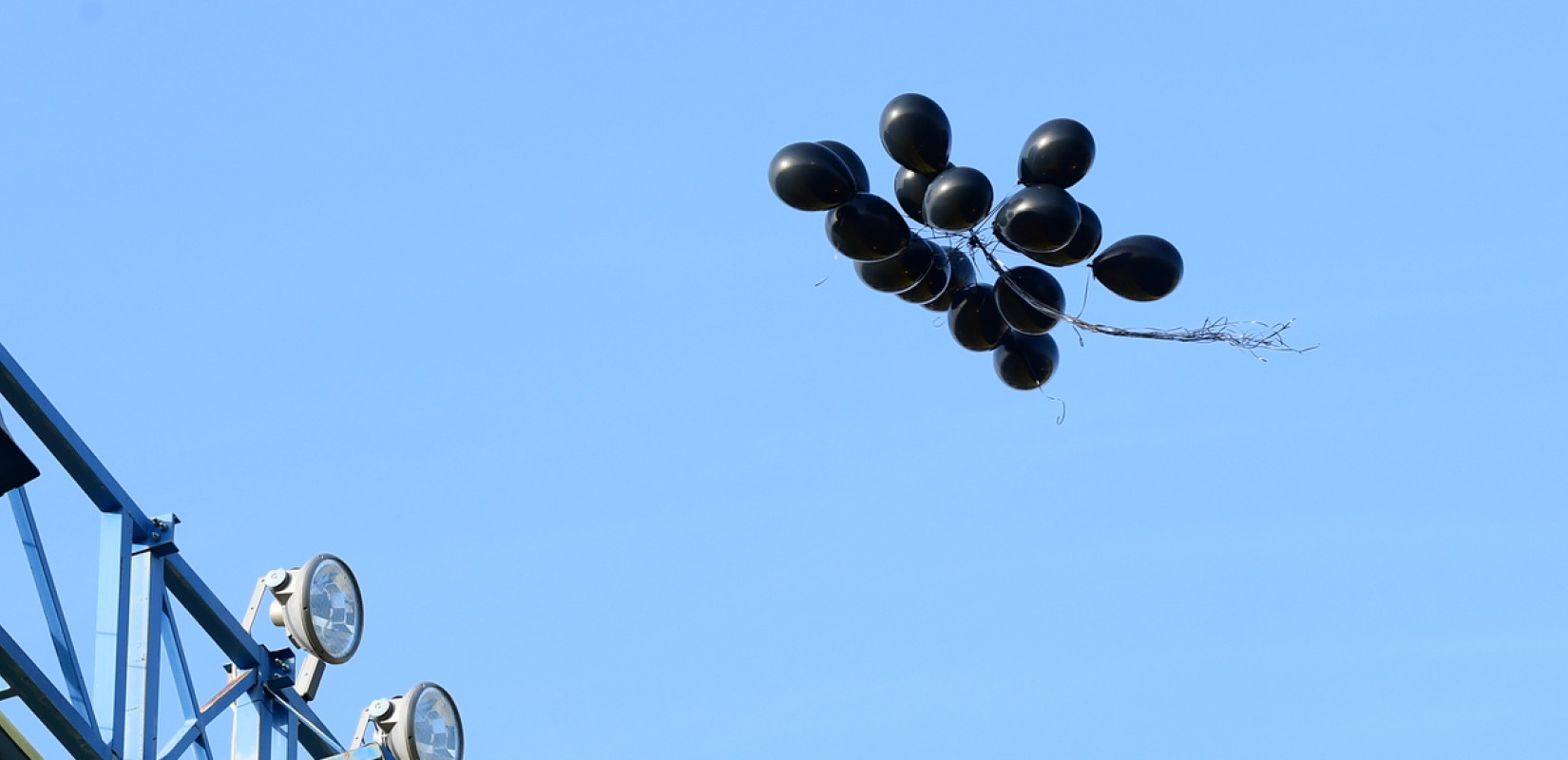 Ο Παναιτωλικός τίμησε τη μνήμη των θυμάτων στα Τέμπη: 57 μαύρα μπαλόνια πέταξαν στον ουρανό (βίντεο)