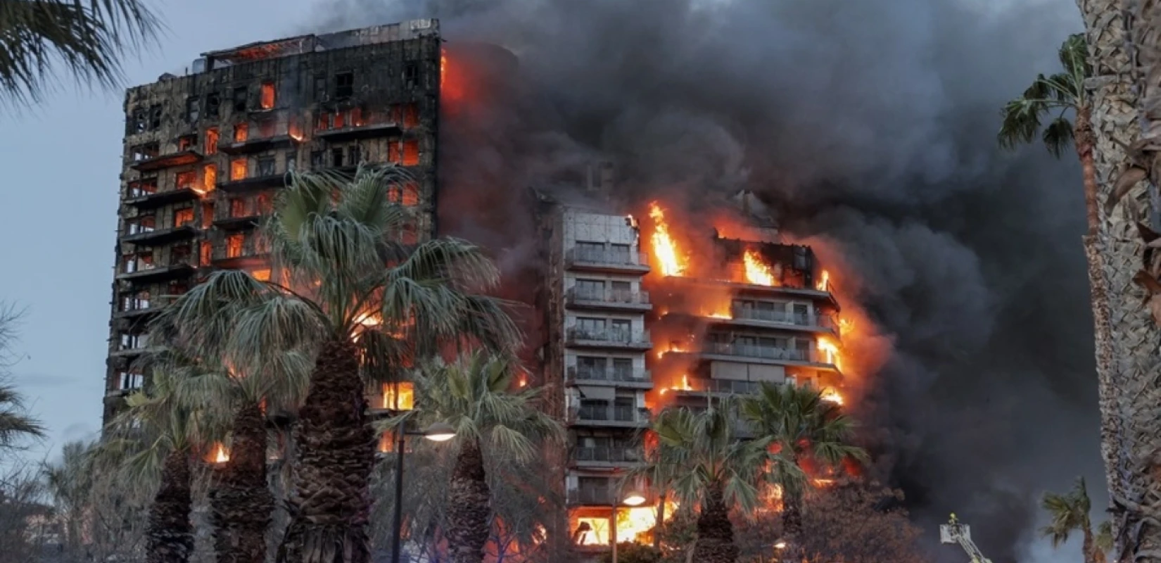 Ισπανία: 4 νεκροί και έως 19 αγνοούμενοι στην πυρκαγιά 14ώροφου κτιρίου Ισπανία: 4 νεκροί και έως 19 αγνοούμενοι στην πυρκαγιά 14ώροφου κτιρίου