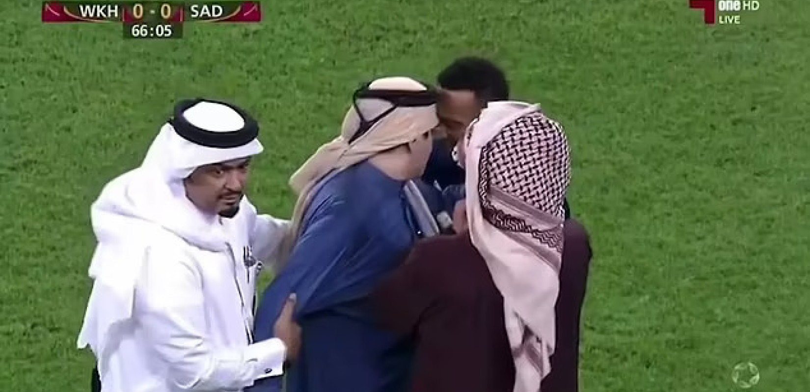 Σεΐχης όρμηξε στον αγωνιστικό χώρο και διέκοψε αγώνα για αμφισβητούμενο πέναλτι (βίντεο)