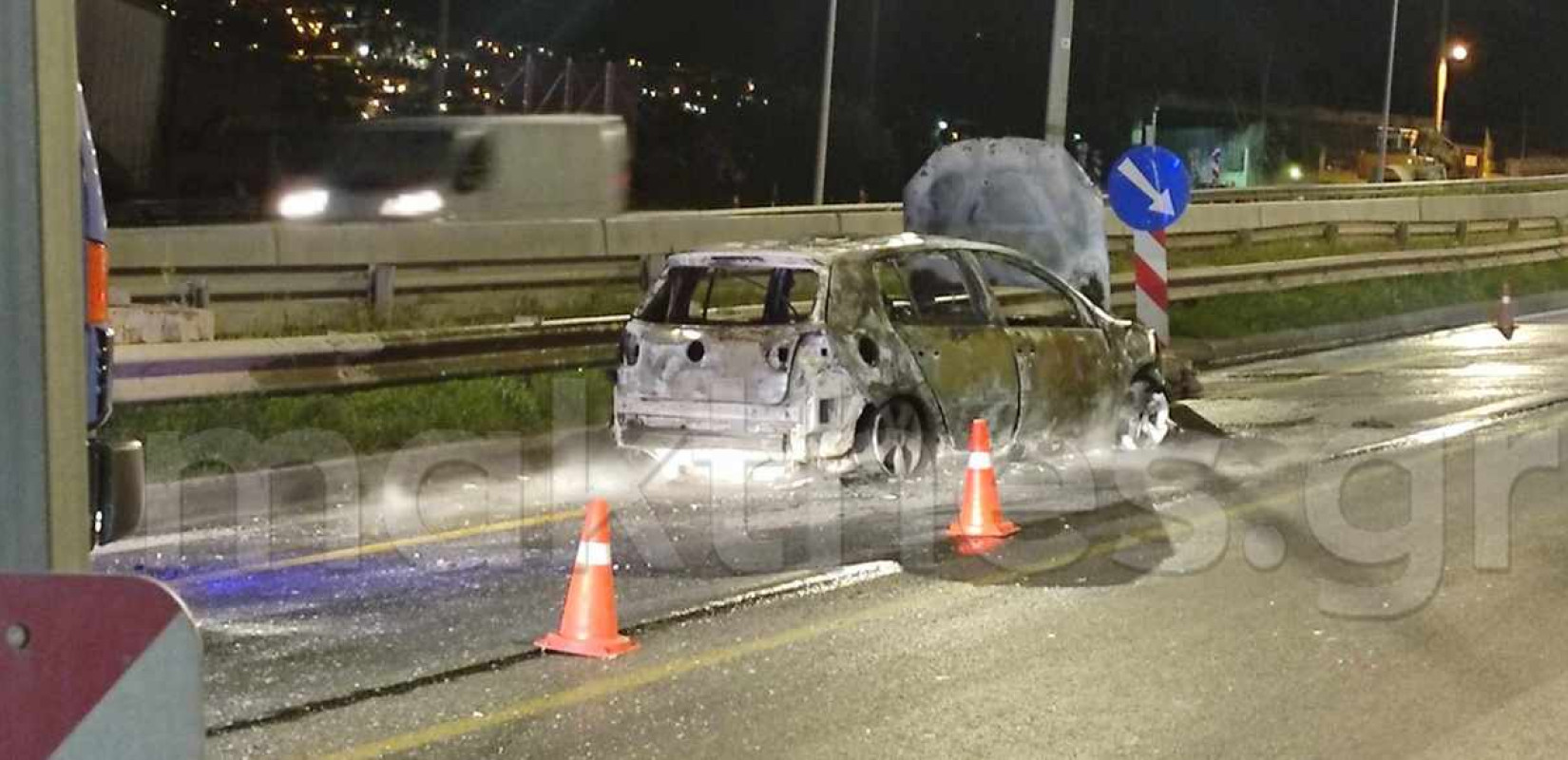 Θεσσαλονίκη: Αυτοκίνητο κάηκε ολοσχερώς στον περιφερειακό (φωτ.)