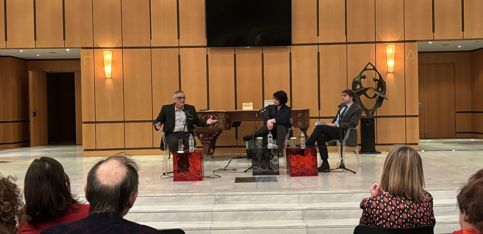 Μέγαρο Μουσικής Θεσσαλονίκης: Ενθουσίασε το κοινό ο συγγραφέας Σταύρος Ζουμπουλάκης Μέγαρο Μουσικής Θεσσαλονίκης: Ενθουσίασε το κοινό ο συγγραφέας Σταύρος Ζουμπουλάκης