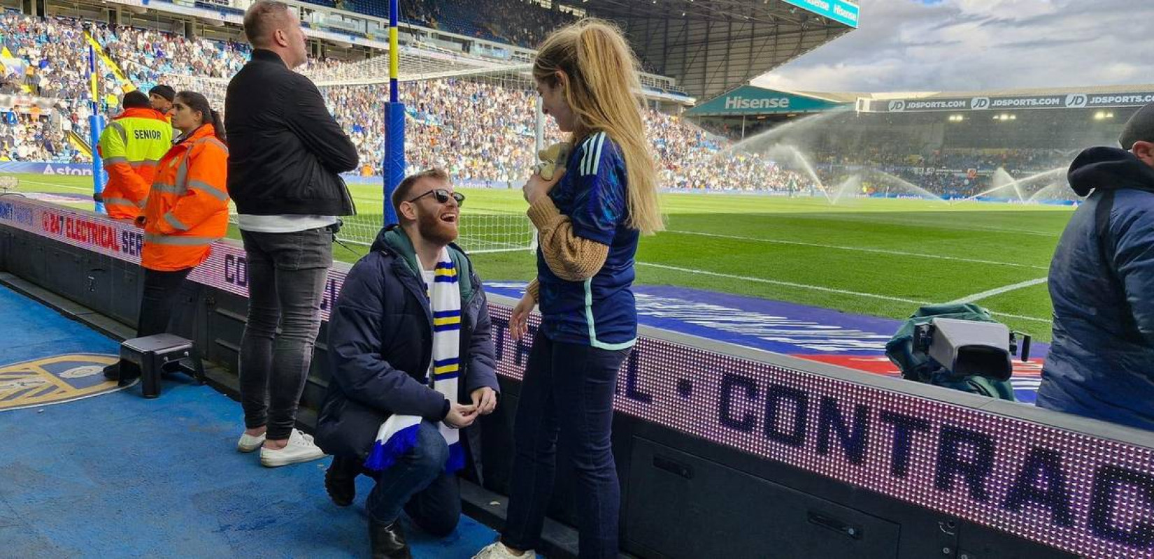 Αγγλία: Θεσσαλονικιός έκανε πρόταση γάμου στην αγαπημένη του στο γήπεδο της Λιντς (φωτ.)