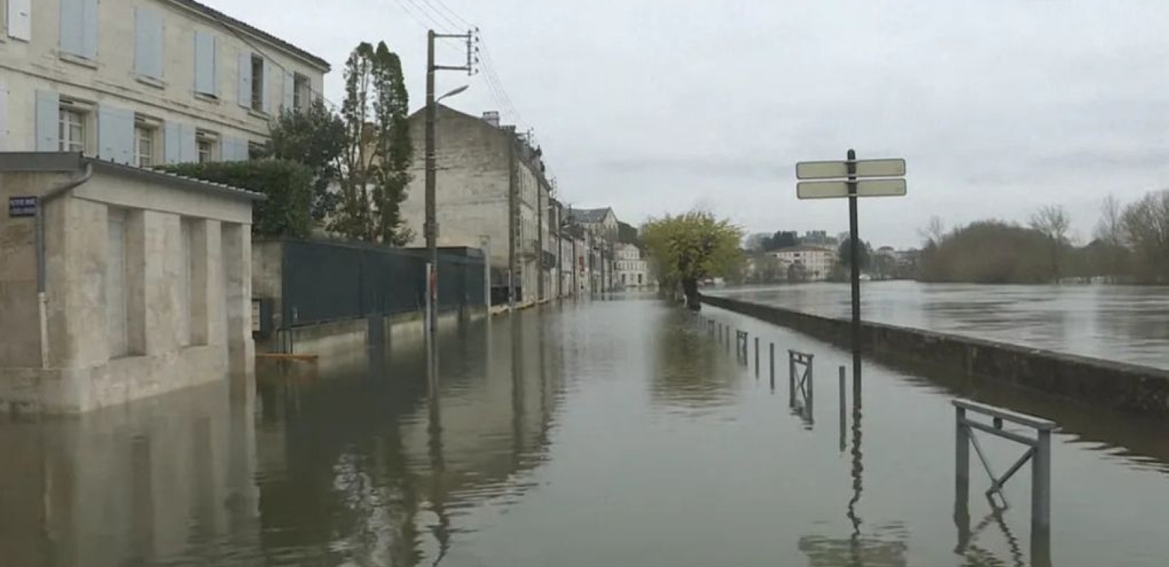 Γαλλία: Η καταιγίδα «Nils» σαρώνει με ανέμους 160 χλμ - Πάνω από 850.000 σπίτια χωρίς ρεύμα