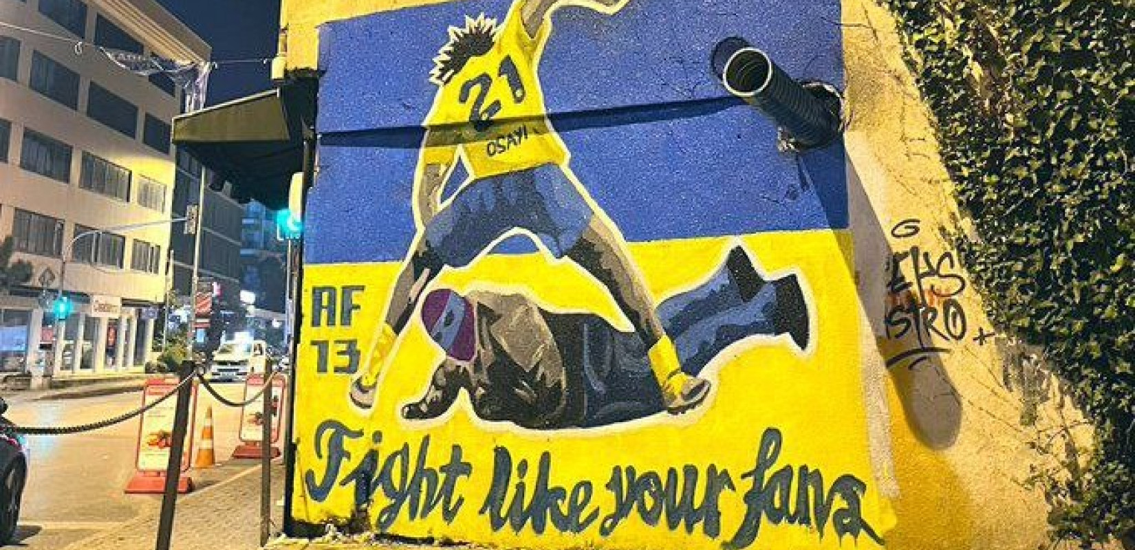 Κωσταντινούπολη: Γκράφιτι ο παίκτης της Φενέρμπαχτσε να χτυπά οπαδό της Τραμπζονσπόρ (βίντεο, φωτ.)