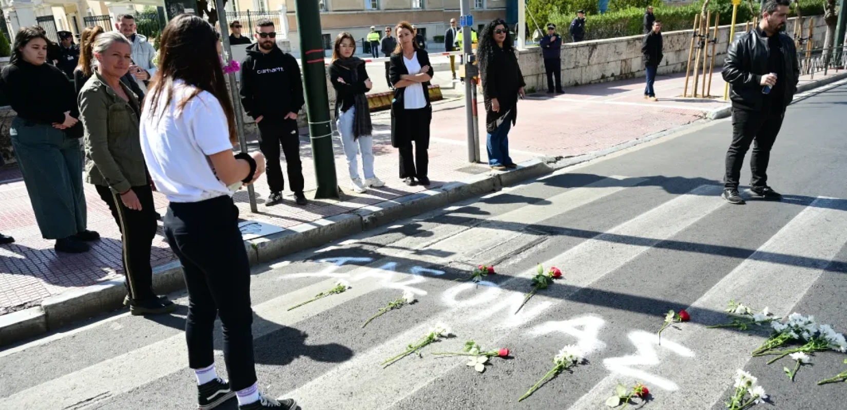 Τροχαίο στη Βουλή: Ένοχος για ανθρωποκτονία από αμέλεια ο αστυνομικός για τον θάνατο του Ιάσονα - «Αυτό ήταν;», ξέσπασε η μητέρα του Τροχαίο στη Βουλή: Ένοχος για ανθρωποκτονία από αμέλεια ο αστυνομικός για τον θάνατο του Ιάσονα - «Αυτό ήταν;», ξέσπασε η μητέρα του