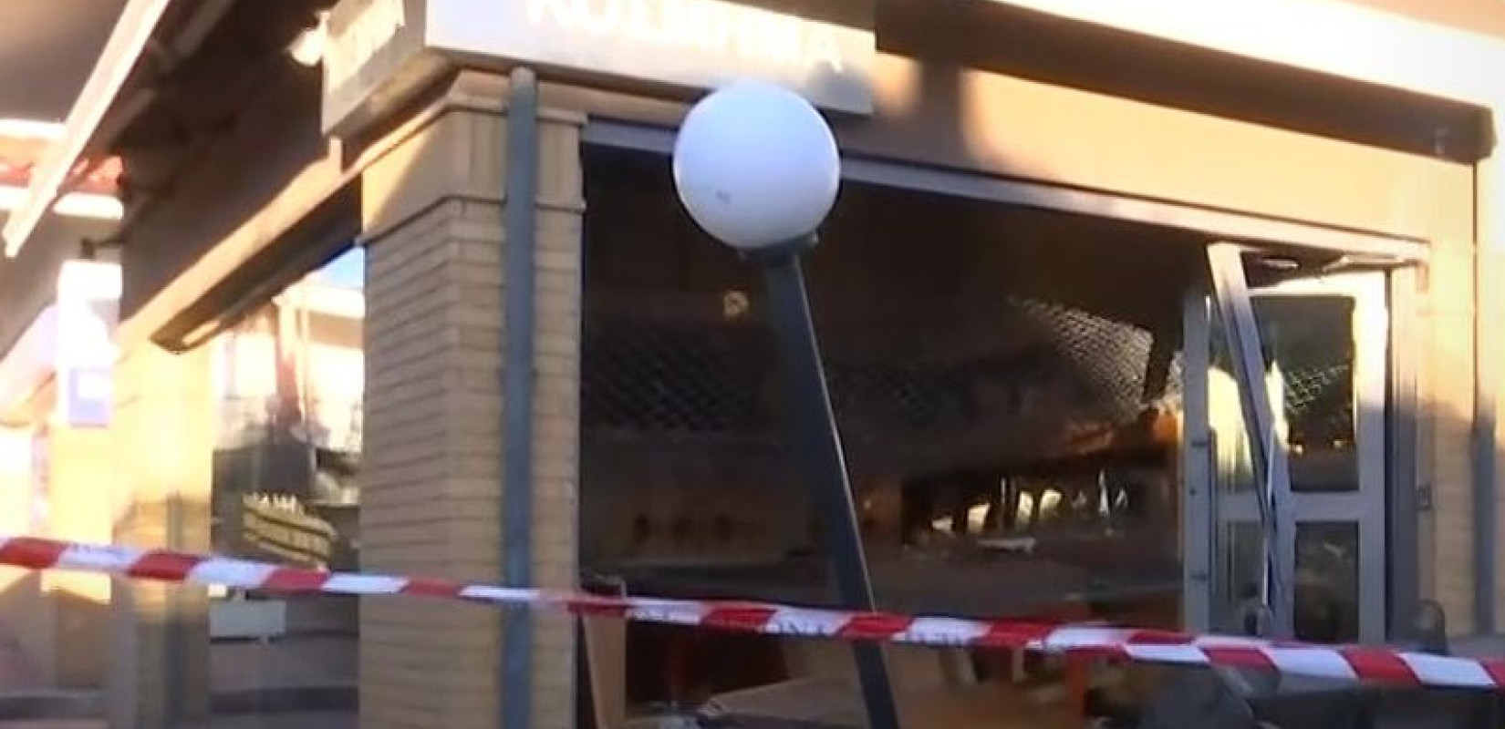 Καπανδρίτι: Κινηματογραφική απόπειρα διάρρηξης σε κοσμηματοπωλείο - Μπούκαραν με... εκσκαφέα (βίντεο) Καπανδρίτι: Κινηματογραφική απόπειρα διάρρηξης σε κοσμηματοπωλείο - Μπούκαραν με... εκσκαφέα (βίντεο)