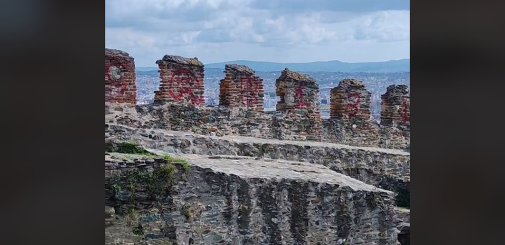 Θεσσαλονίκη: Βανδάλισαν με σπρέι τον Πύργο του Τριγωνίου στα Κάστρα (βίντεο)