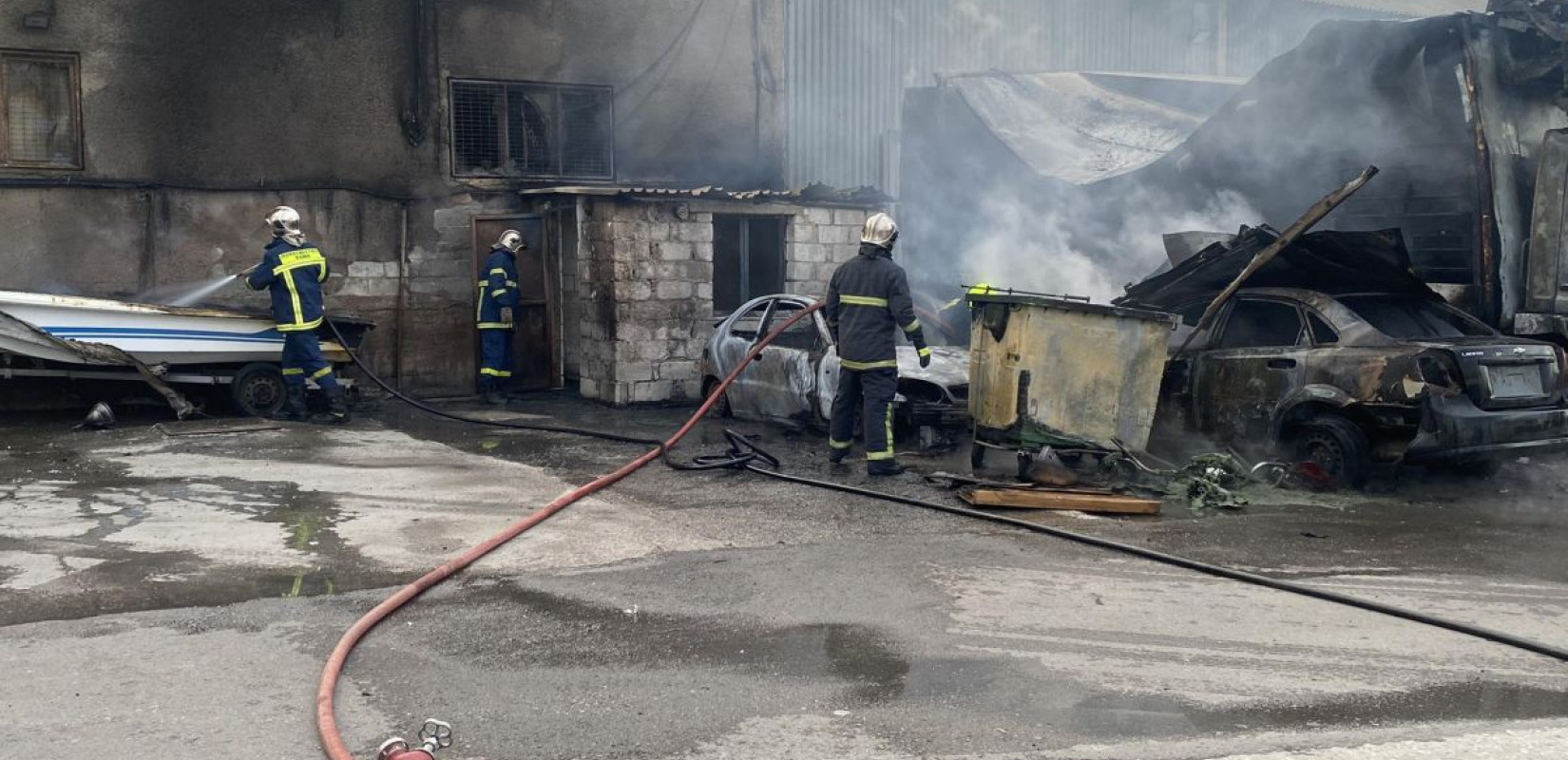 Θεσσαλονίκη: Φωτιά σε χώρο στάθμευσης στη δυτική είσοδο της πόλης (βίντεο, φωτ.)