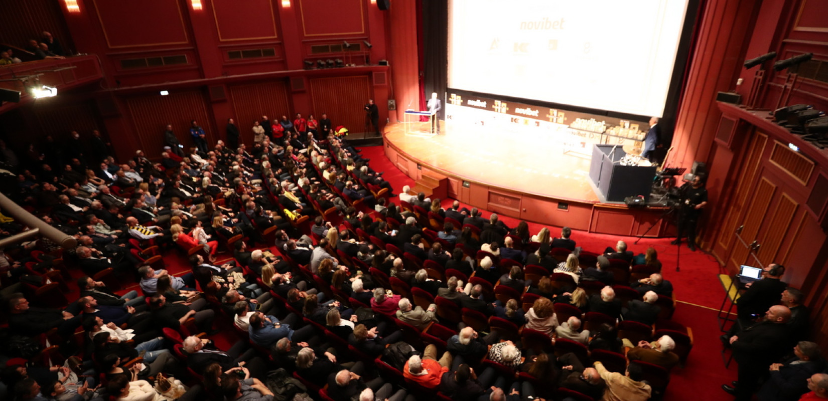 «Χρόνια πολλά, αγάπη μου γλυκιά. Και στα 1000 εγώ θα στο τραγουδώ απ' τον ουρανό»: Σείστηκε το Ολύμπιον στα γενέθλια του Άρη (βίντεο) «Χρόνια πολλά, αγάπη μου γλυκιά. Και στα 1000 εγώ θα στο τραγουδώ απ' τον ουρανό»: Σείστηκε το Ολύμπιον στα γενέθλια του Άρη (βίντεο)