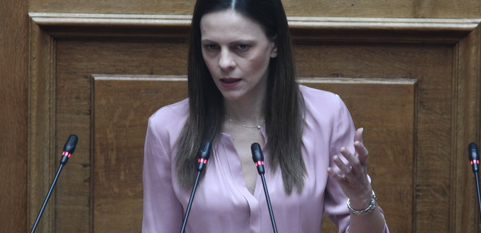 Βουλή - Έφη Αχτσιόγλου: Η κυβέρνηση έχει από τώρα αθωώσει τον κ. Τριαντόπουλο