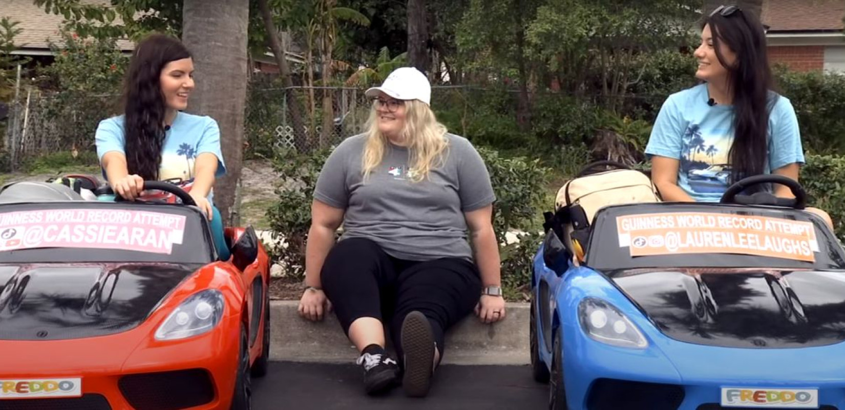 ΗΠΑ: 2 γυναίκες ταξιδεύουν 804 χιλιόμετρα με... παιδικά αυτοκίνητα για να μπουν στο βιβλίο Γκίνες (βίντεο)