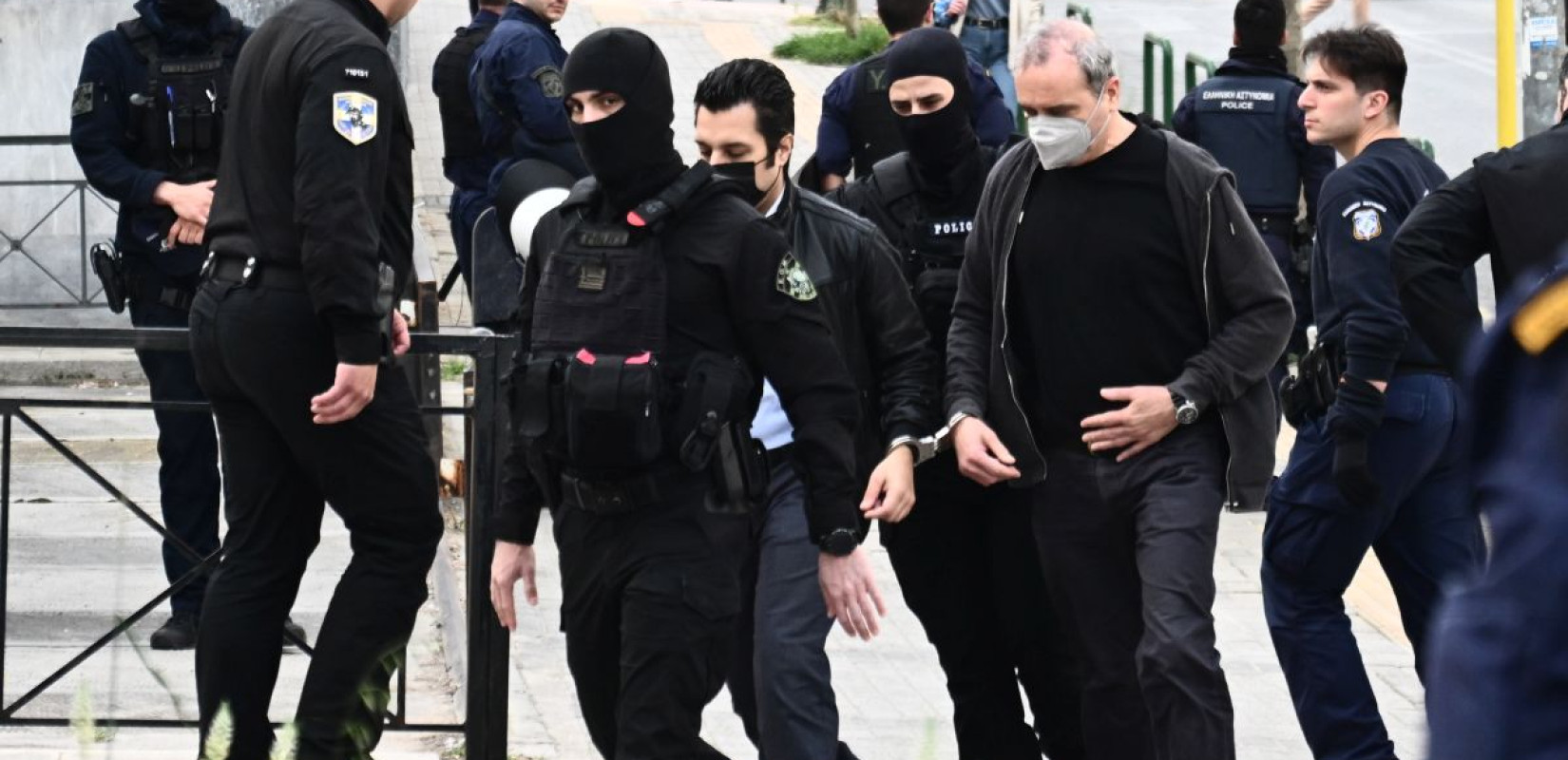 Κολωνός: Ισόβια στον Μίχο, ελεύθερη η μητέρα του παιδιού, αλλά και οι 17 που βίασαν το παιδί - Όλες οι ποινές