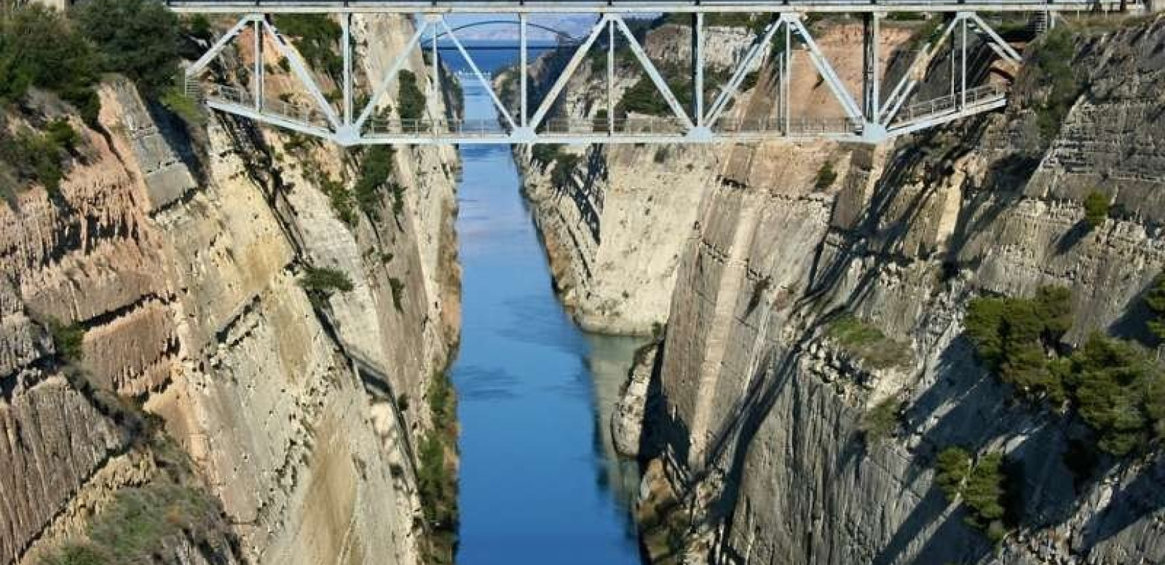 Τραγωδία στον Ισθμό της Κορίνθου: Σορός νεαρής κοπέλας εντοπίστηκε να επιπλέει στο κανάλι της Διώρυγας (βίντεο)