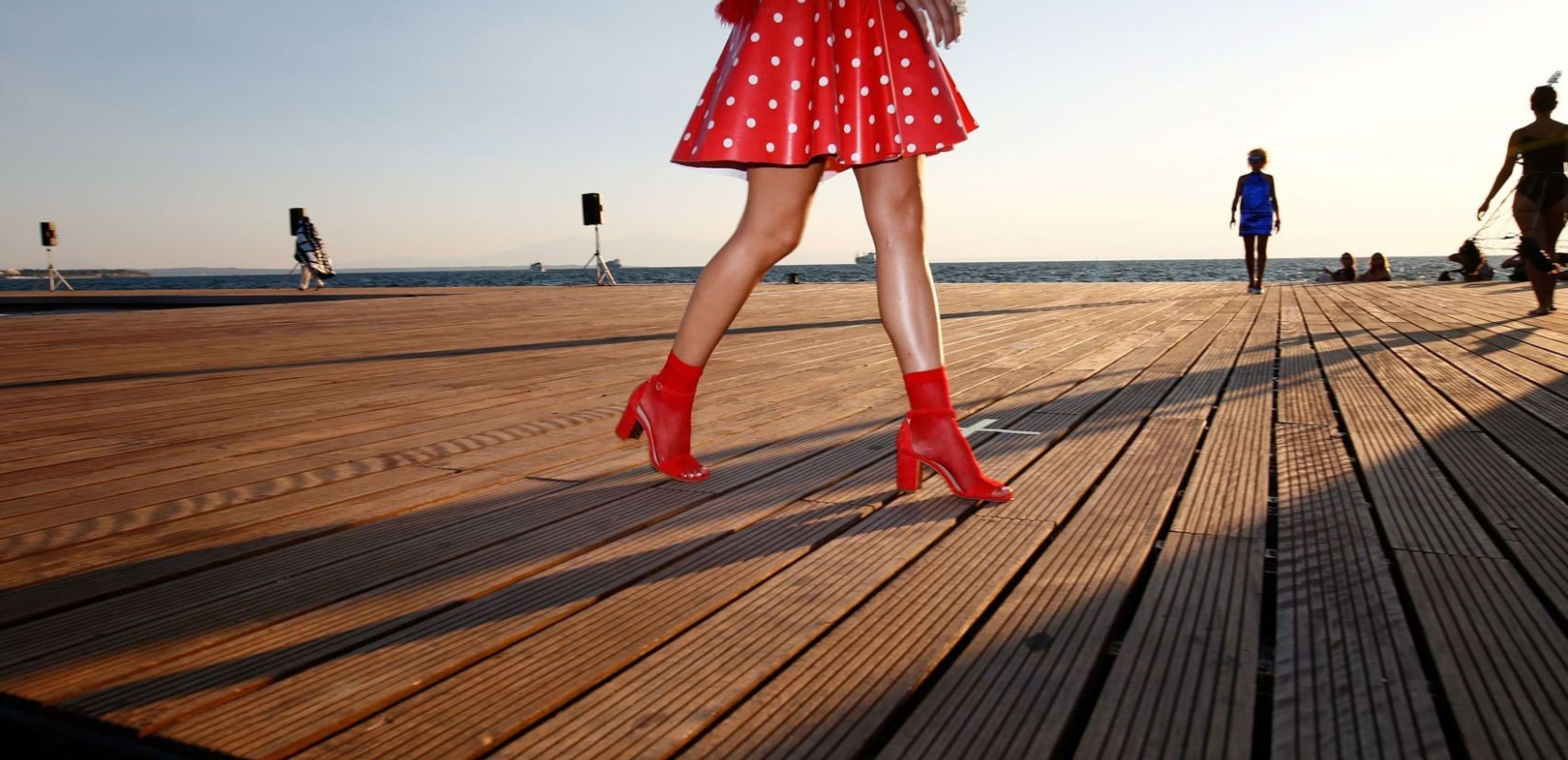 Παραλιακή πασαρέλα με ρούχα από ανακυκλώσιμα υλικά