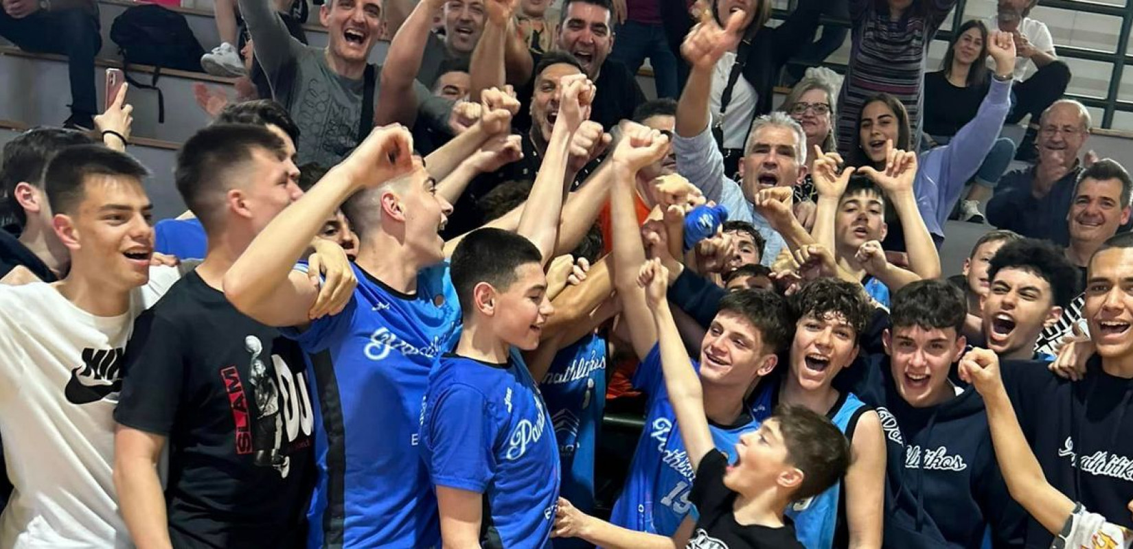 Οι φίλαθλοι του Παναθλητικού «γκρέμισαν» το κλειστό της Νεάπολης (βίντεο)