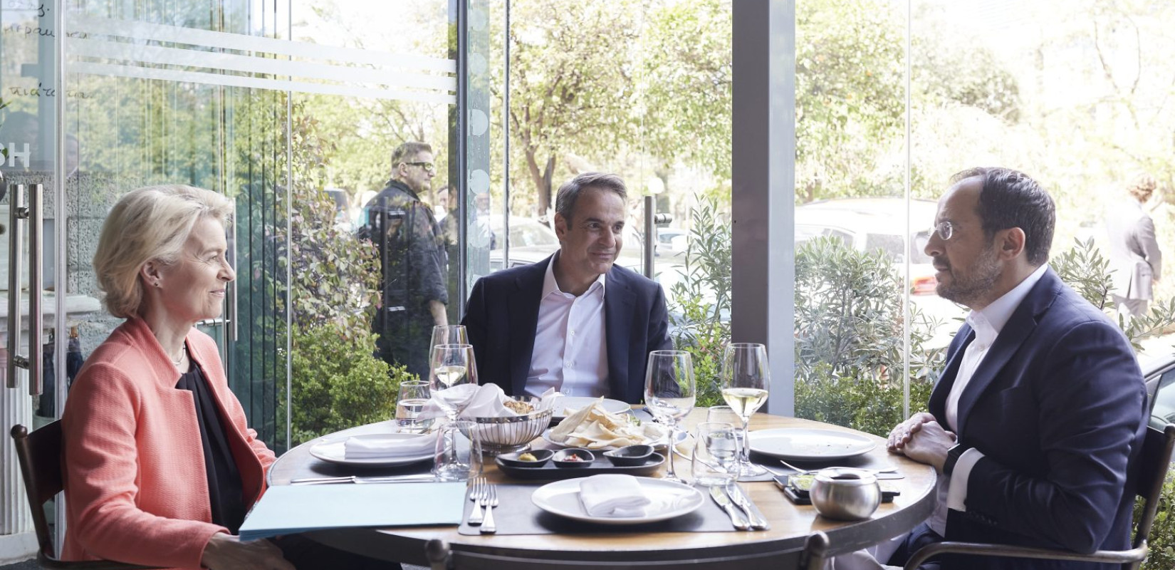 Το γεύμα Μητσοτάκη με Ούρσουλα και Χριστοδουλίδη, οι γαλάζιες μπαροσυνάξεις και η απρόοπτη συνάντηση Μπουρλά-Τσίπρα.  Γράφει ο Μποξέρ*