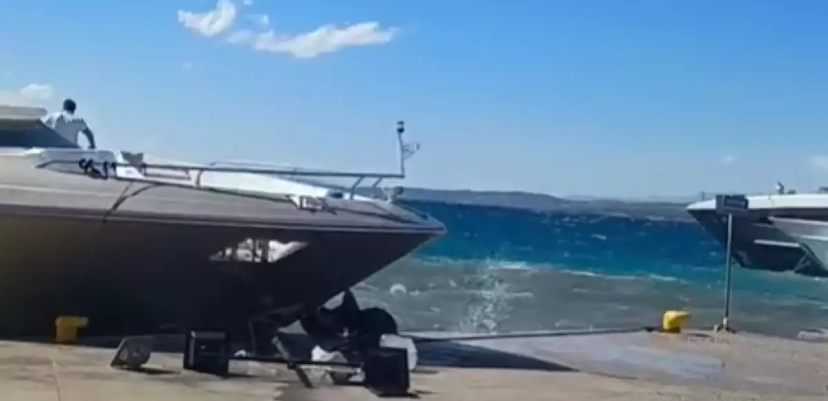 Σπέτσες: Τα μποφόρ έστειλαν μια θαλαμηγό πάνω στην προβλήτα του λιμανιού (βίντεο)