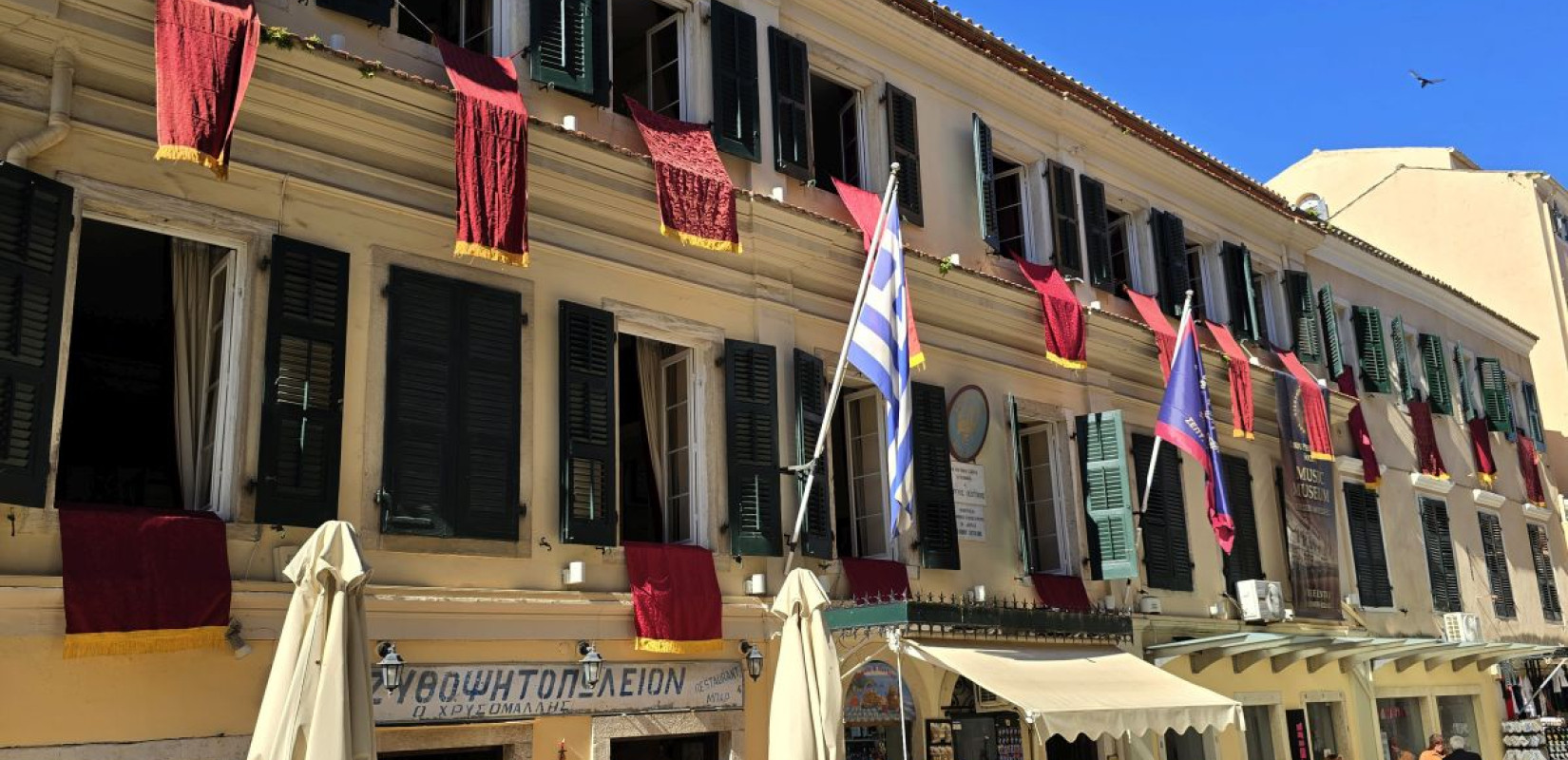 Η Κέρκυρα στολίστηκε με τα πορφυρά «δαμάσκο» - Τι είναι τα βαθυκόκκινα υφάσματα και τι συμβολίζουν (φωτ.)