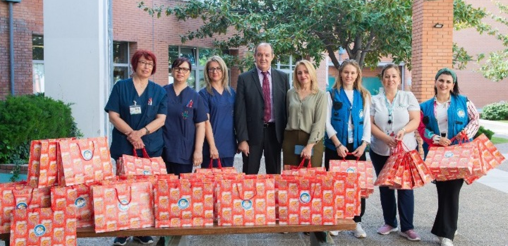 Θεσσαλονίκη: Πασχαλινά δώρα στα παιδιά που νοσηλεύονται στο Παπαγεωργίου από μαθητές και κοινωνικές οργανώσεις