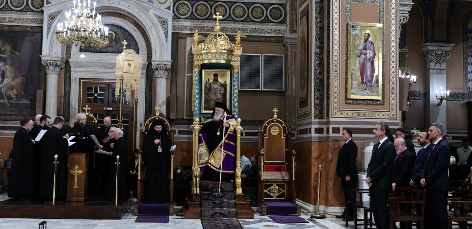 Ιερώνυμος: «Εδώ είμαστε για να γιορτάσουμε και όλα τα άλλα τα βρίσκουμε» - Παρουσία Μητσοτάκη η Θεία Λειτουργία - Δείτε live