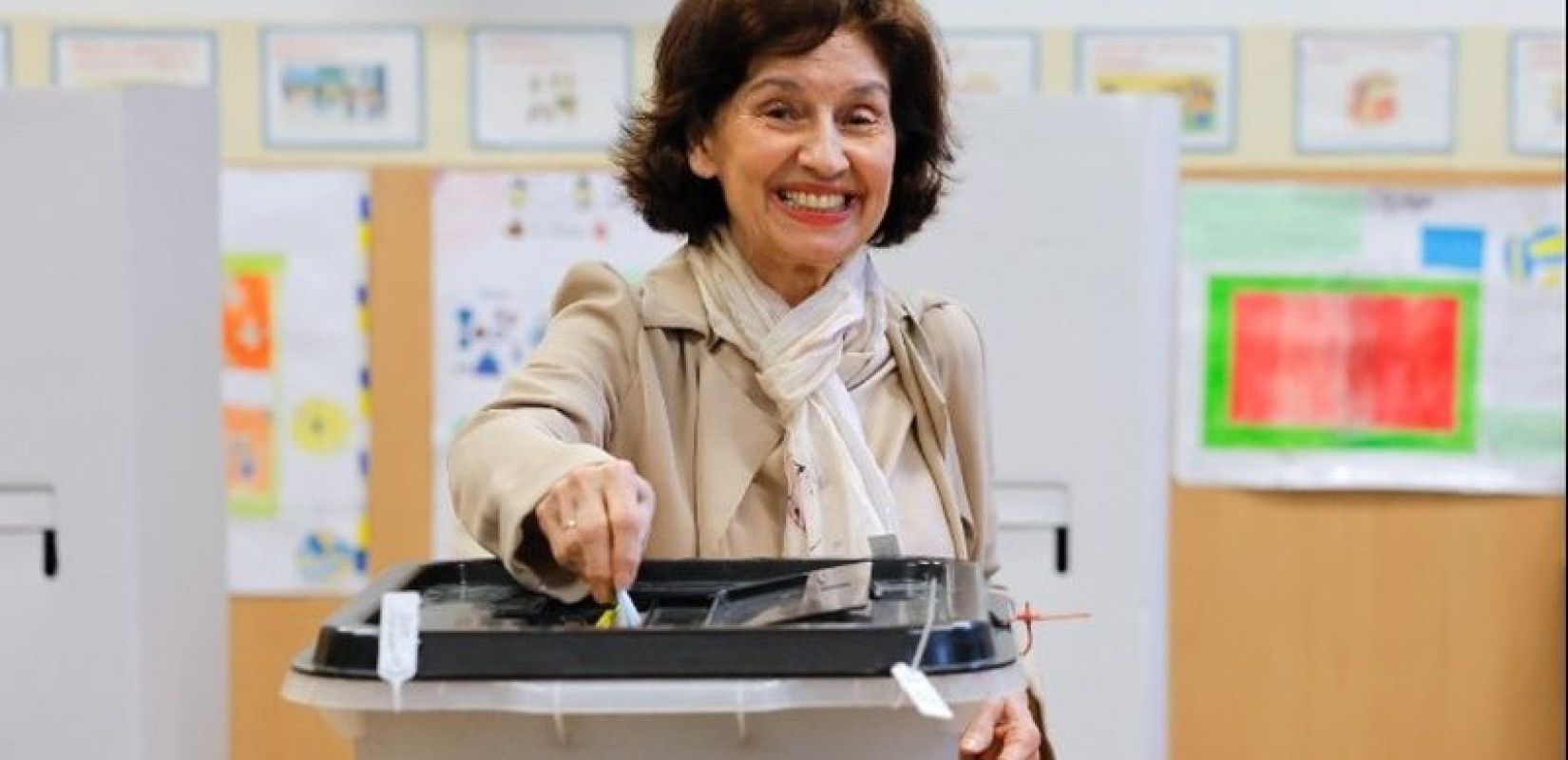 Βόρεια Μακεδονία: Καθαρή νίκη της υποψήφιας του VMRO στον α’ γύρο των προεδρικών εκλογών - «Εξαιρετικό αποτέλεσμα»