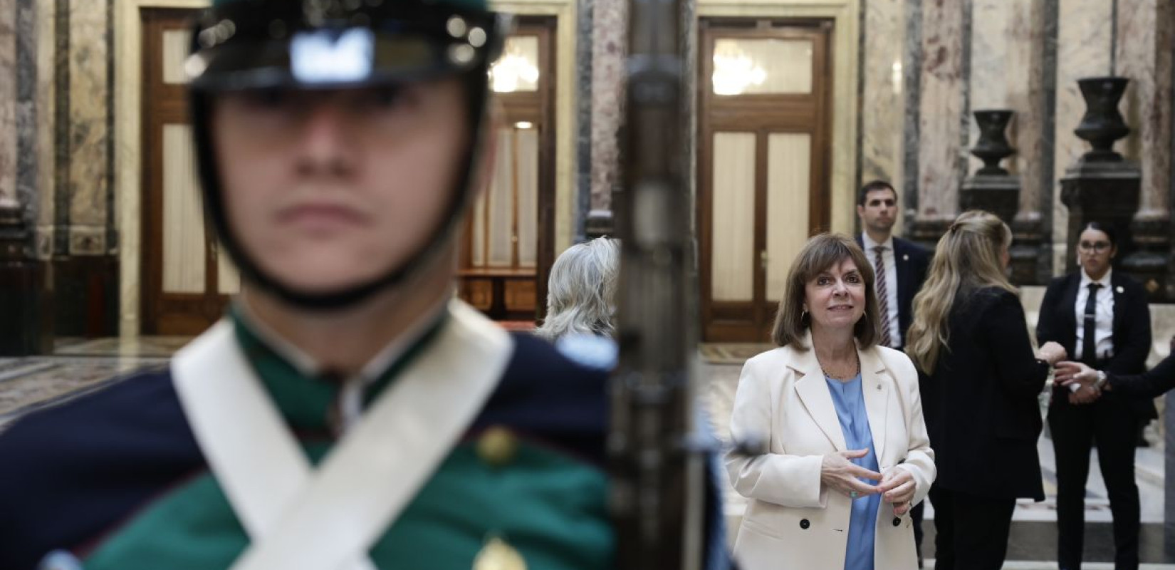 Στεφάνι στο άγαλμα του εθνικού ήρωα της Ουρουγουάης, Χοσέ Αρτίγας, κατέθεσε η Κ. Σακελλαροπούλου (φωτ.)