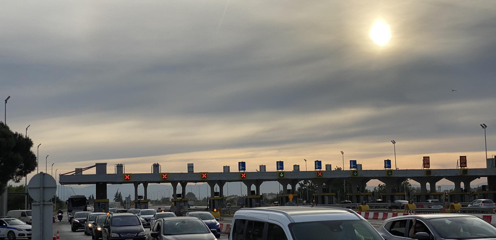 Τεράστιες  οι ουρές στα διόδια των Μαλγάρων