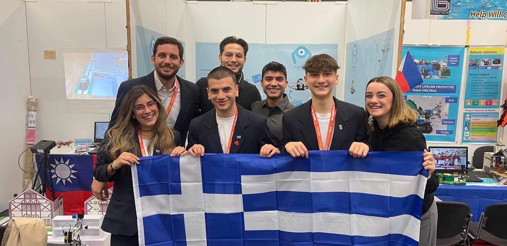 Τα σπασμένα γυαλιά μυωπίας ενέπνευσαν μαθητές Λυκείου να φτιάξουν συσκευές για να βοηθήσουν τυφλούς συμμαθητές τους