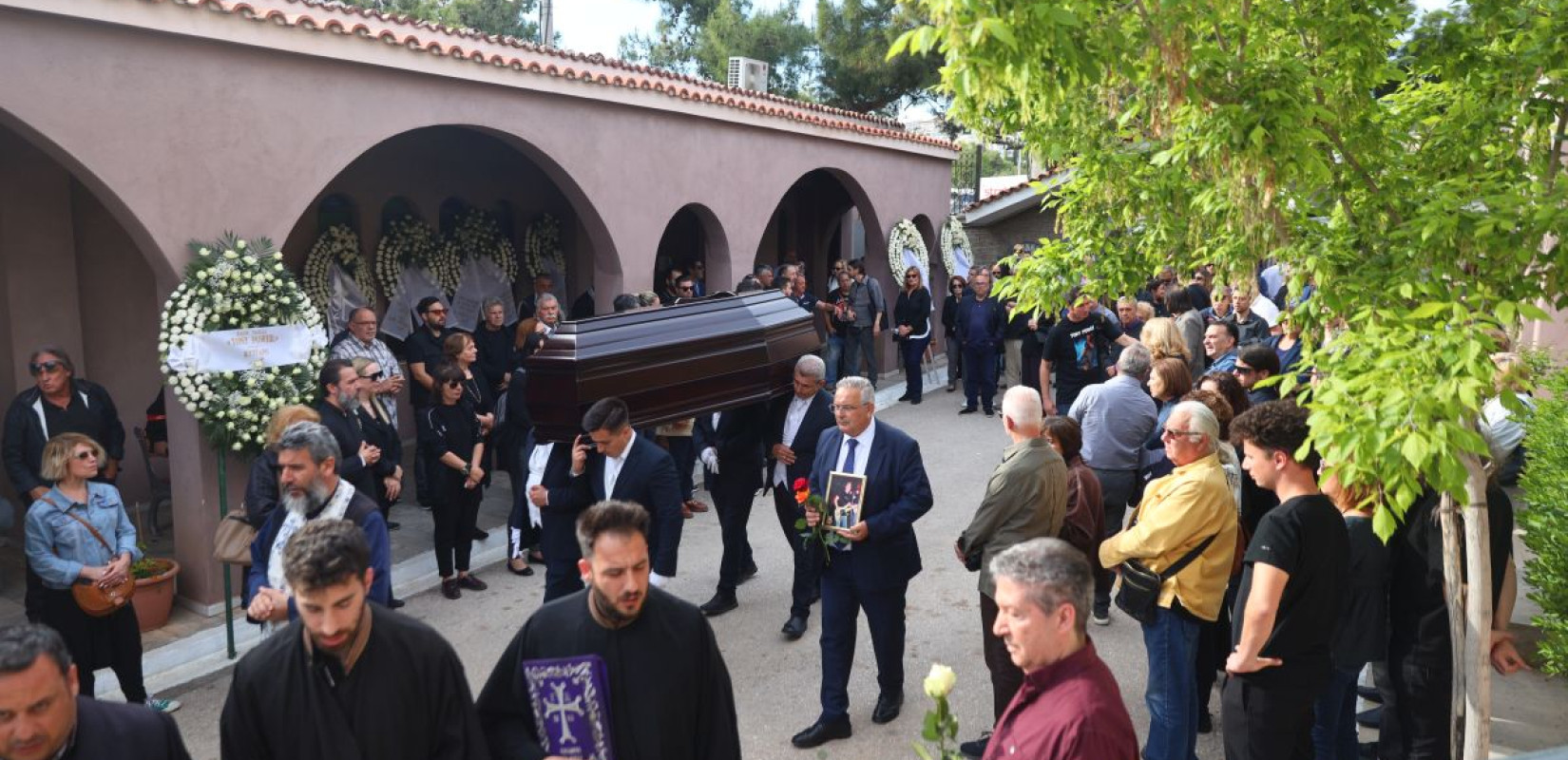 Παρουσία συγγενών και πλήθους καλλιτεχνών το τελευταίο αντίο στον Αντώνη Τουρκογιώργη (βίντεο, φωτ.)