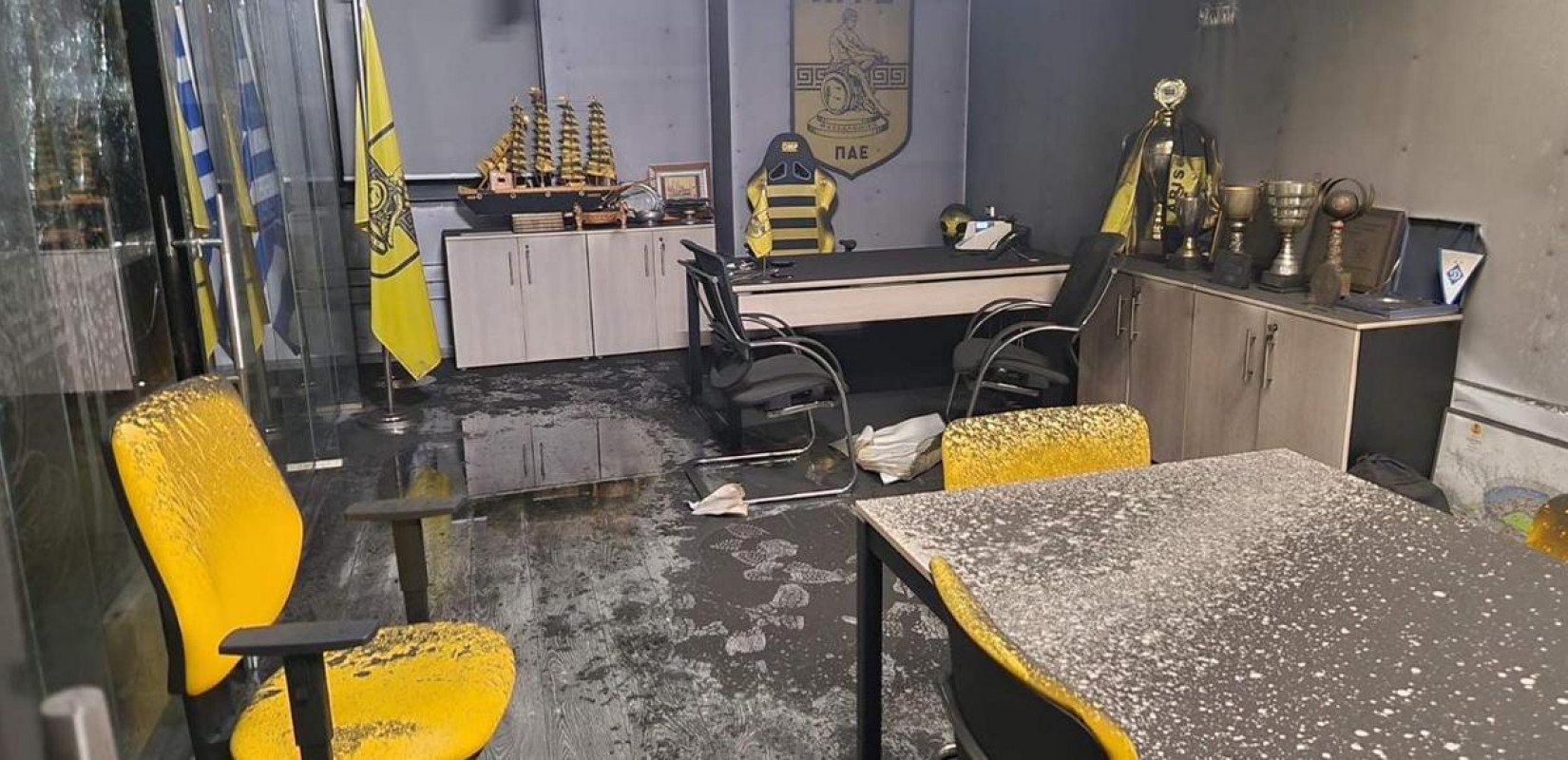 Μεγάλες καταστροφές από τη φωτιά που ξέσπασε στα γραφεία της ΠΑΕ Άρης τα ξημερώματα (φωτ.)