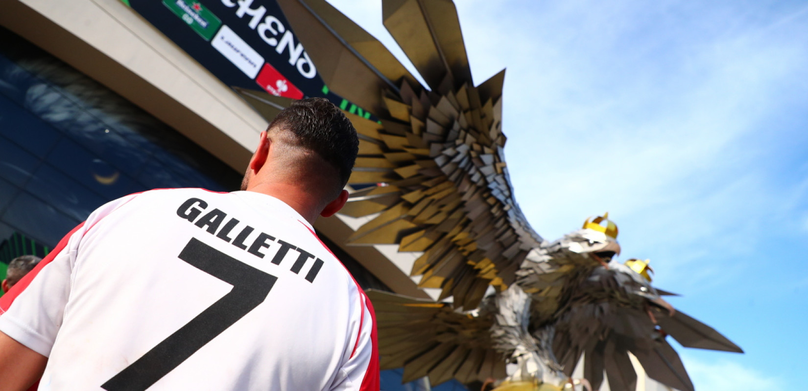 Τελικός Conference League: Το κόκκινο χρώμα στο γήπεδο της ΑΕΚ, ο αετός και οι τρεις γιγαντοοθόνες (βίντεο)