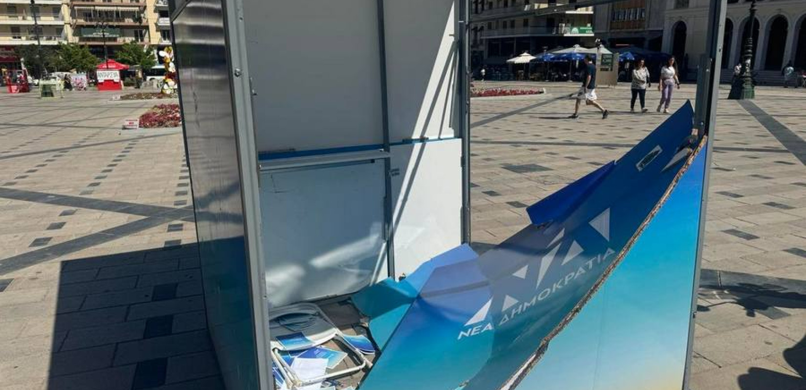 Πάτρα: Κατέστρεψαν το εκλογικό περίπτερο της ΝΔ