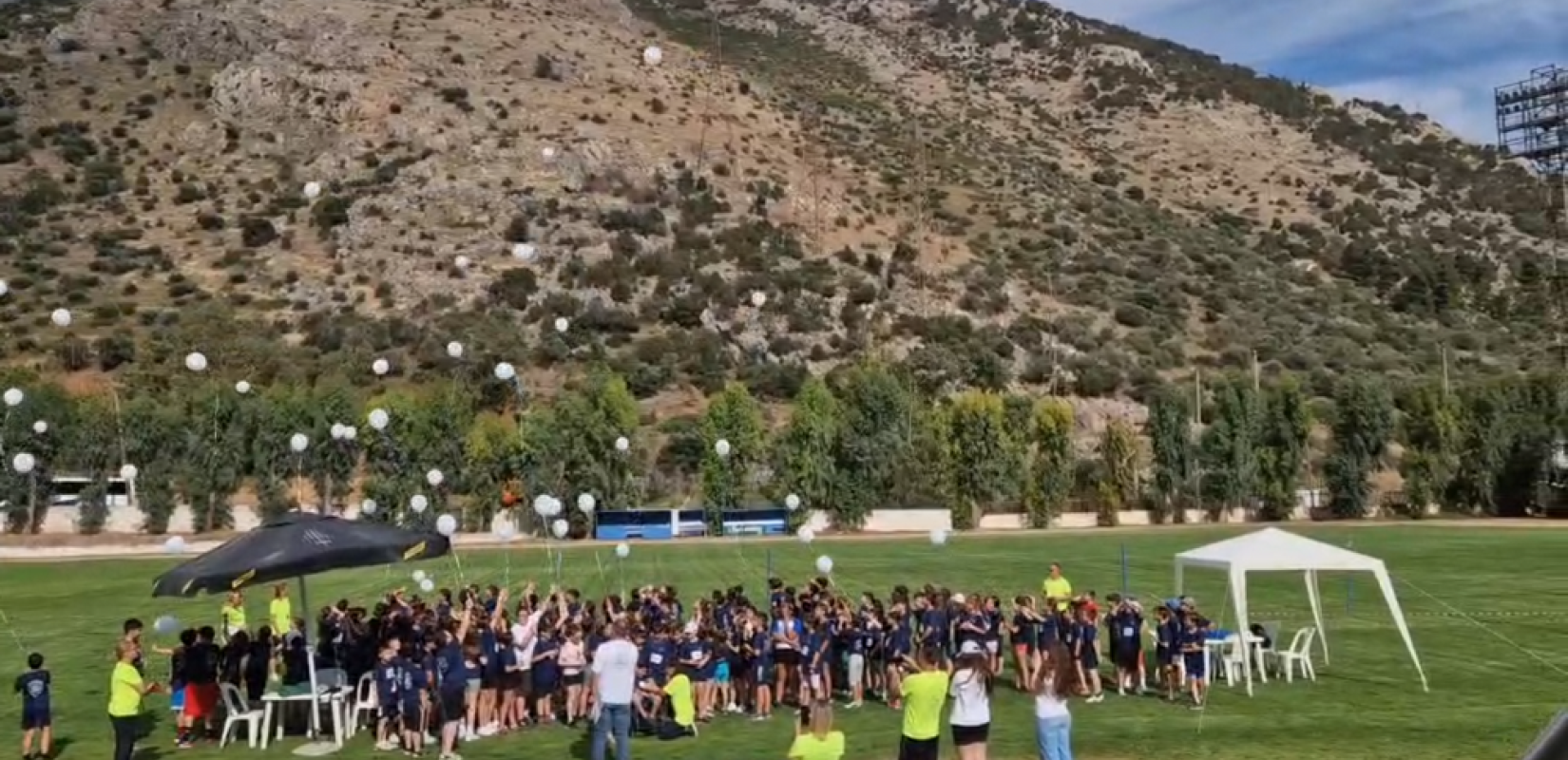Δίστομο: Ένα περιστέρι και 57 λευκά μπαλόνια στον ουρανό για τα 57 παιδιά θύματα της Σφαγής