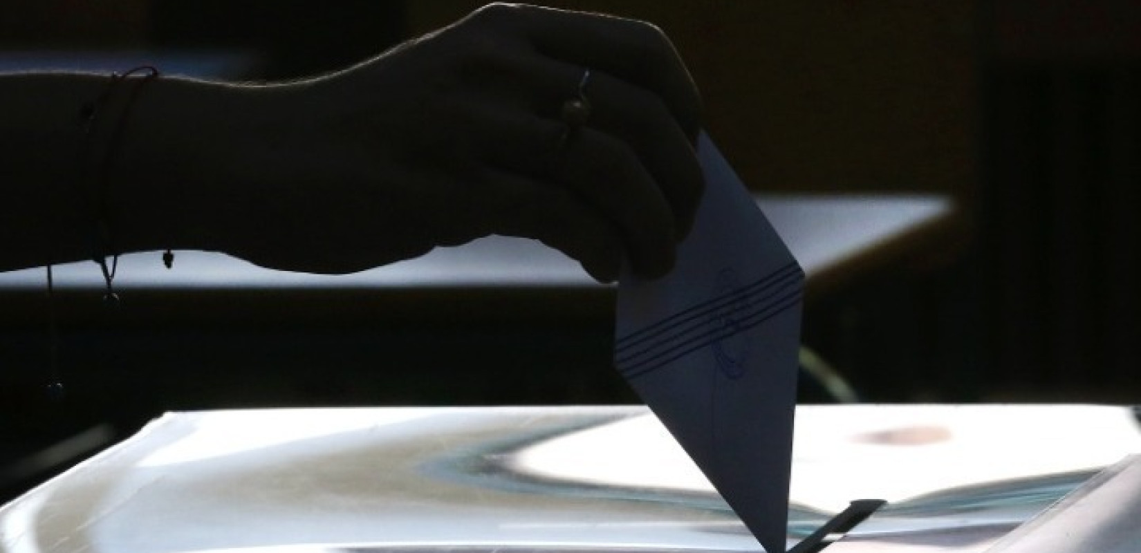 Δημοσκόπηση Real Polls: Πλησιάζει το 32% η ΝΔ - Ξανά 2η η Πλεύση Ελευθερίας, βουλή με έξι κόμματα