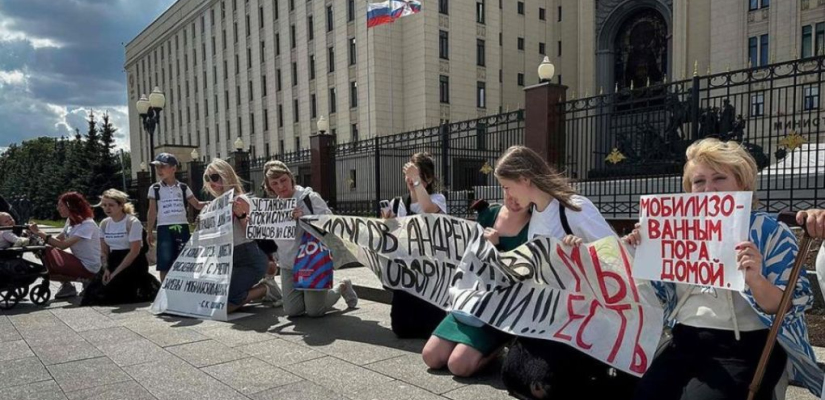 Ρωσία: Γυναίκες διαμαρτυρήθηκαν έξω από το υπουργείο Άμυνας - Ζητούν να επιστρέψουν οι άντρες τους από το μέτωπο στην Ουκρανία (βίντεο, φωτ.)