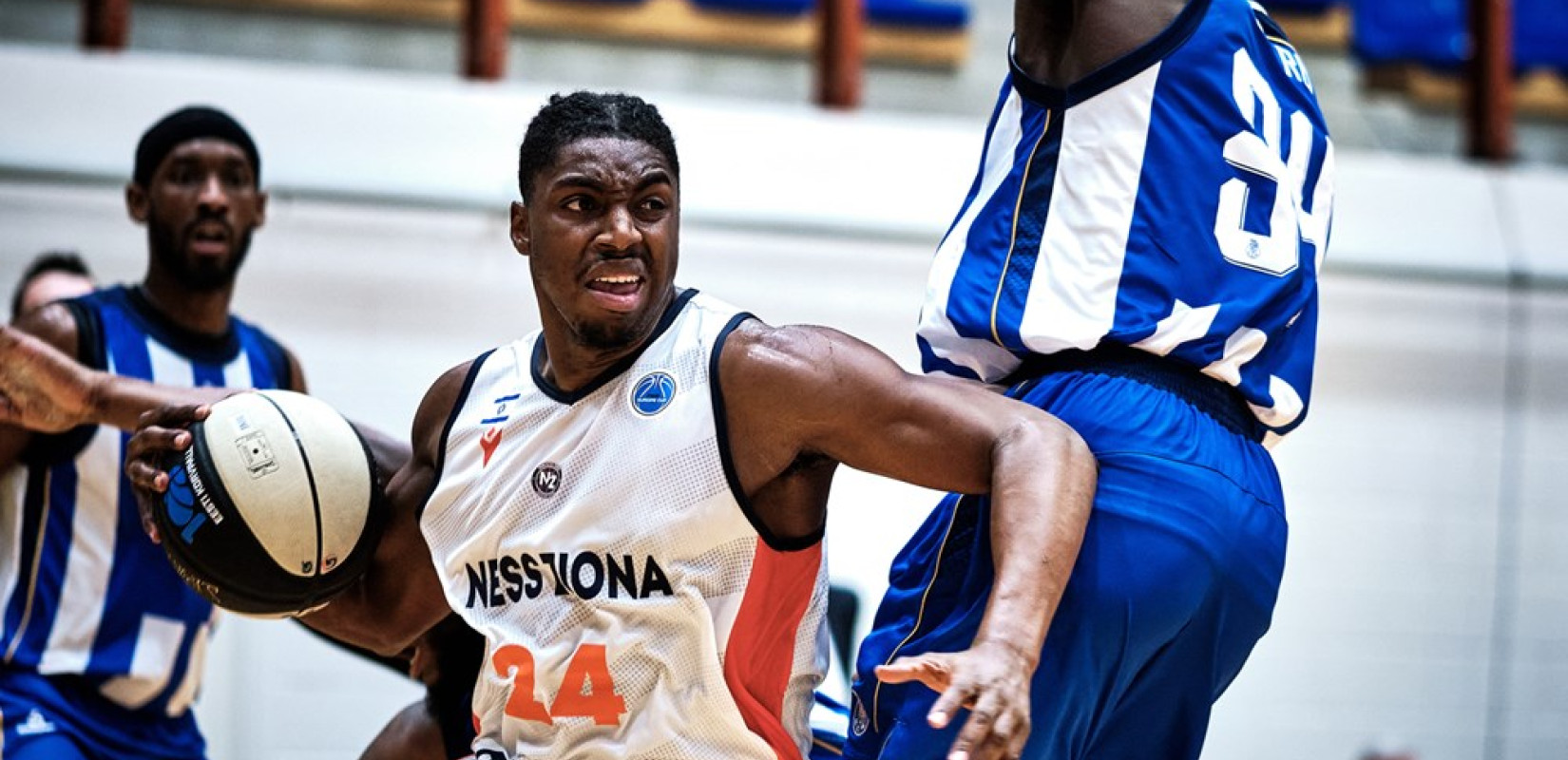 Μπάσκετ: Έντυσε στα ασπρόμαυρα τον Αμερικανό Φρανκ Μπάρτλεϊ (βίντεο)