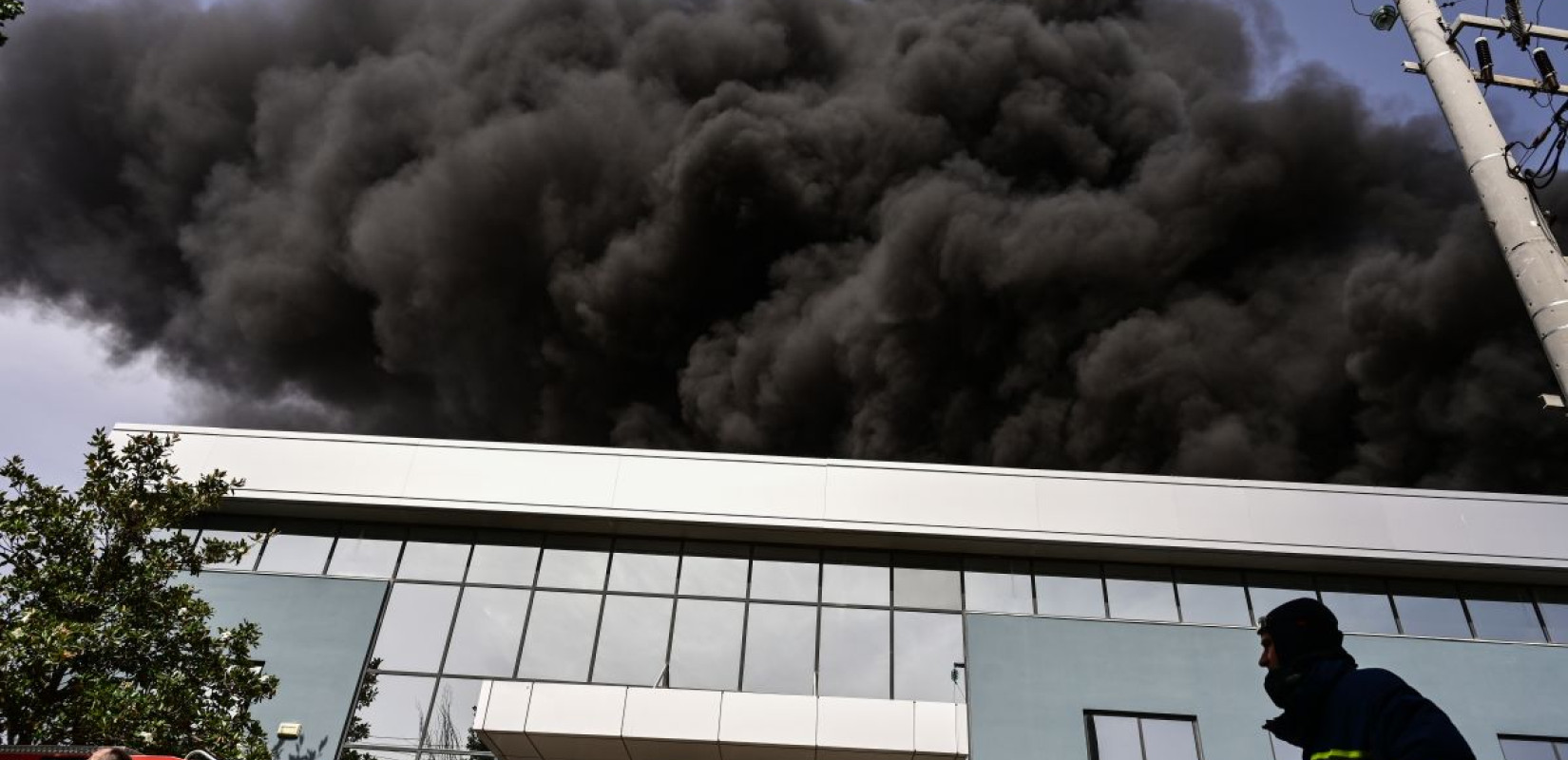 Κηφισιά: Τεράστιες οι ζημίες στο εργοστάσιο από την πυρκαγιά - Ανησυχίες για τον τοξικό καπνό (βίντεο)