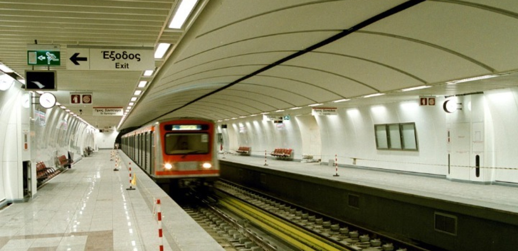 Έπεσε άνθρωπος στις ράγες στο μετρό στην Αθήνα