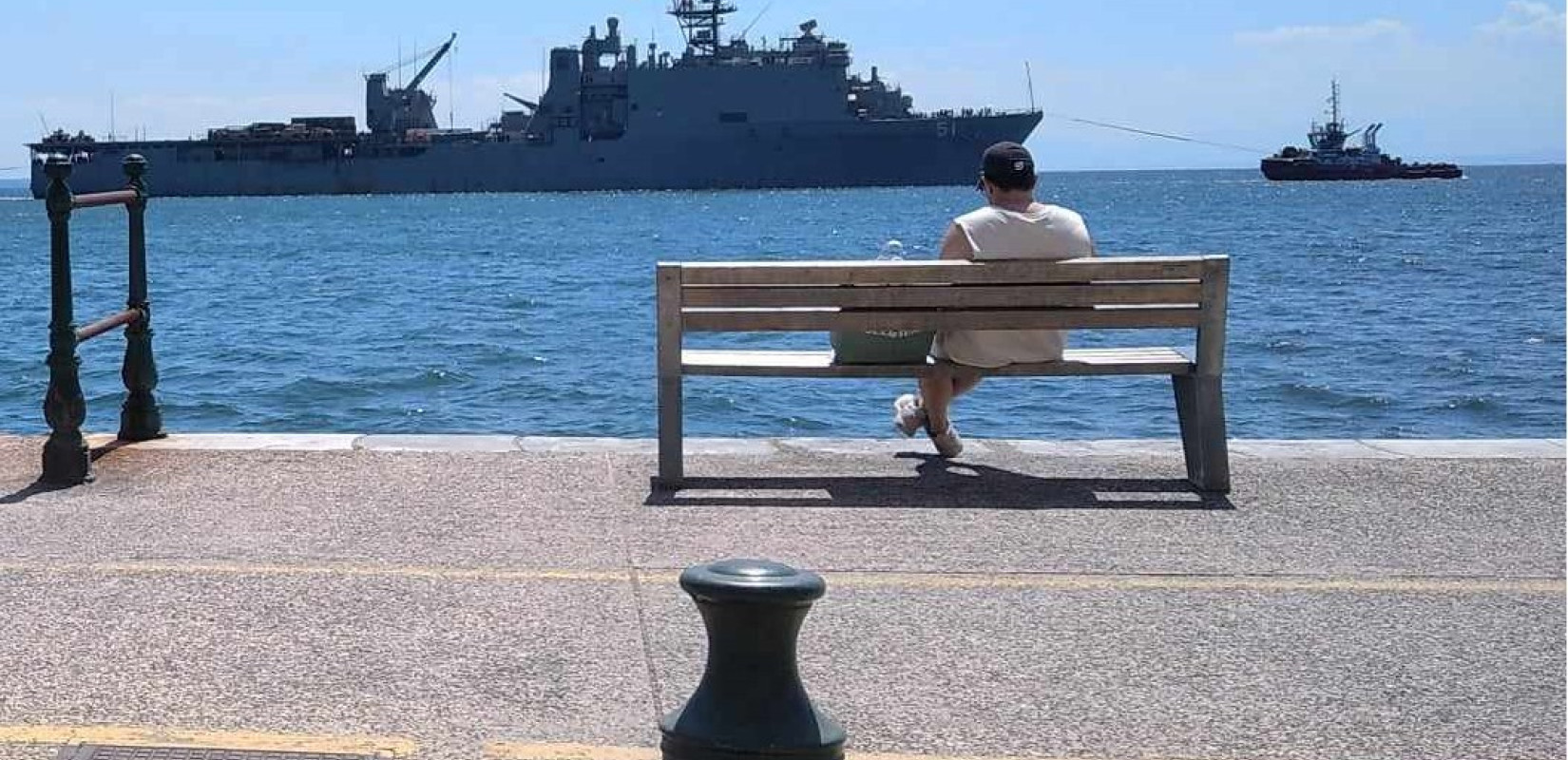 Στρατιωτικό πλοίο των ΗΠΑ με πολεμικό υλικό και τανκς στο λιμάνι της Θεσσαλονίκης