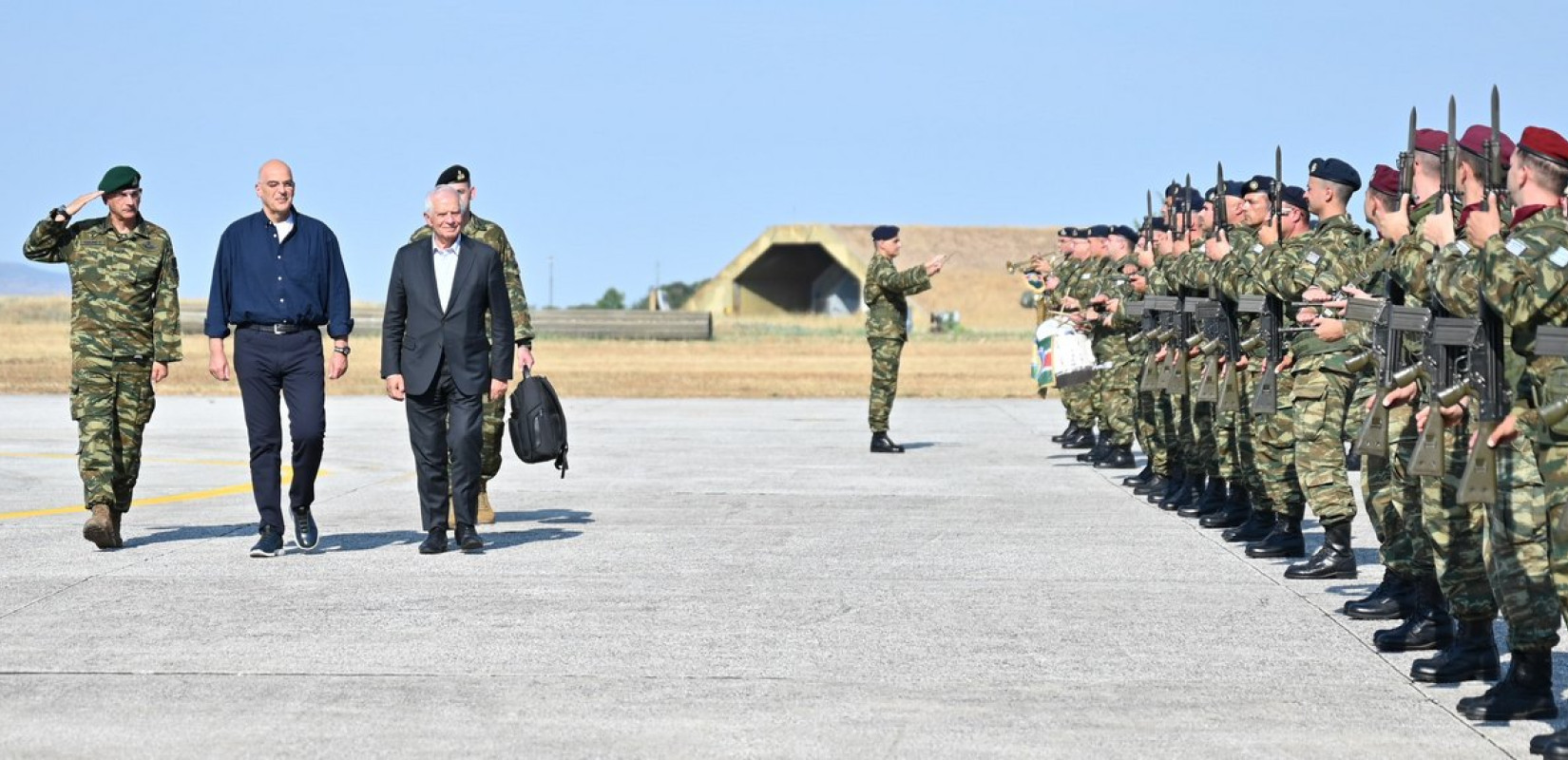 Ν. Δένδιας και Ζ.Μπορέλ στο Στρατηγείο της επιχείρησης «Ασπίδες» στη Λάρισα